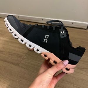 Cloud flow running shoe in color rock/rose. Really great condition!